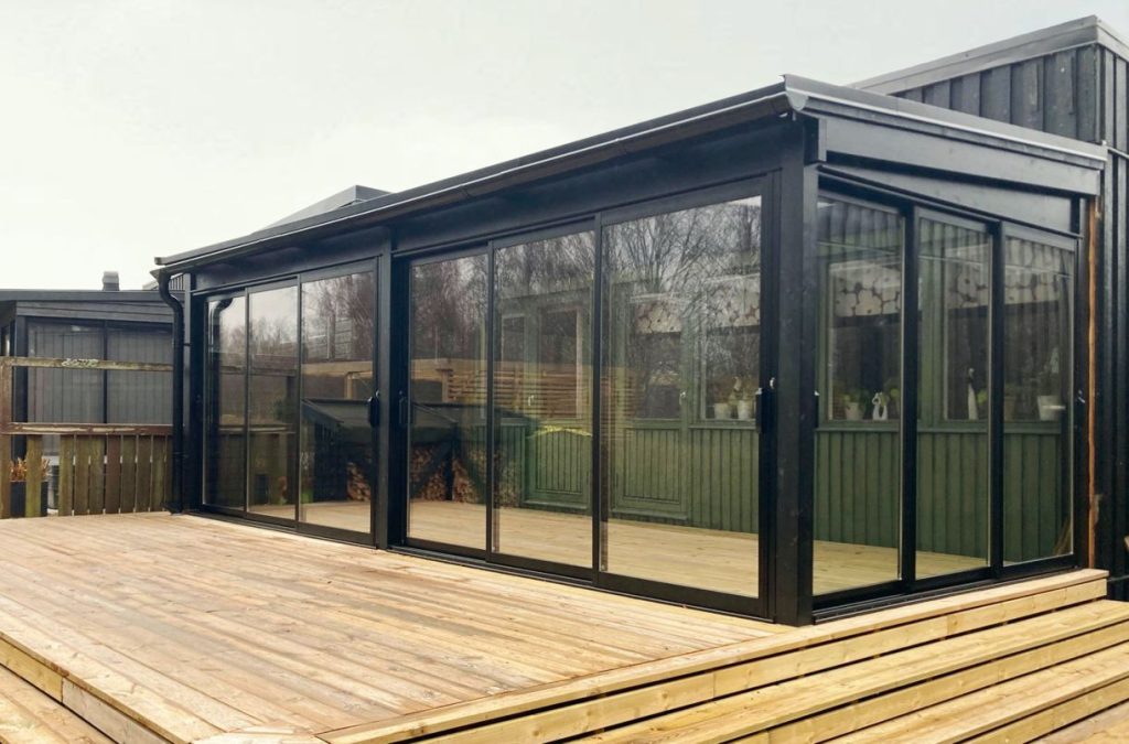 svart uterm med isolerglaspartier expodul inspira design