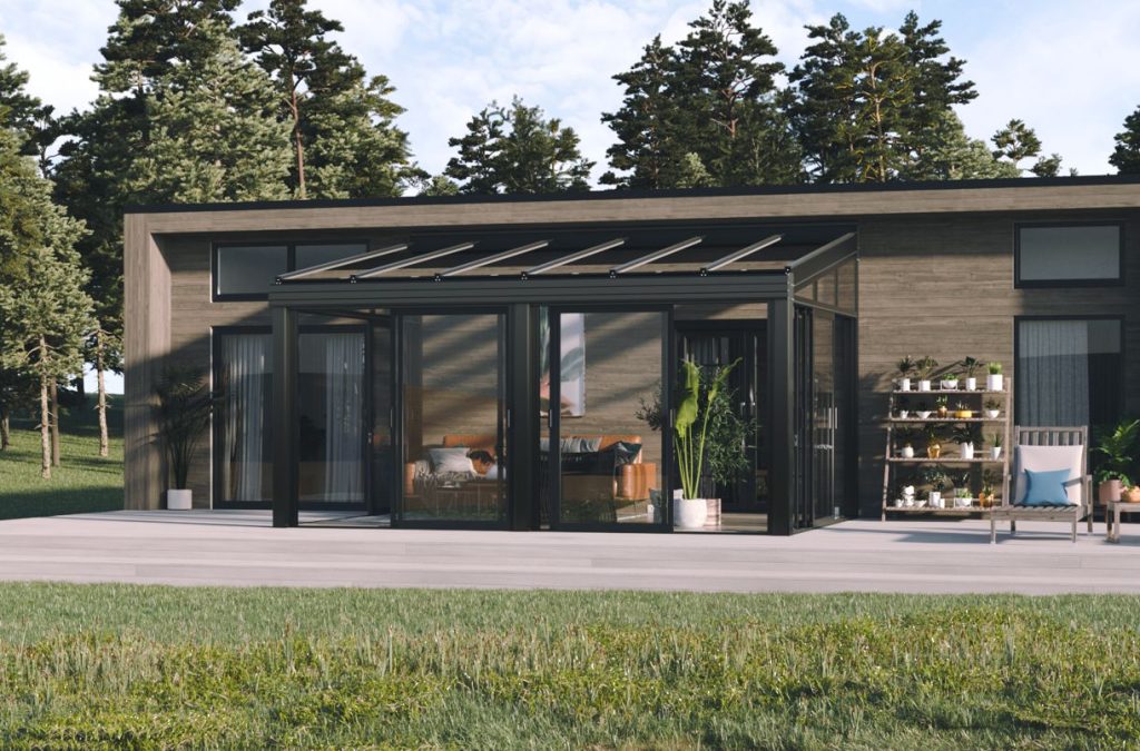 exteriörbild av uterum aluminium vår och höst på en uteplats. Modern villa med solbäddar och en grönskande trädgård