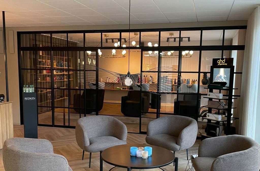 Måttanpassad industrivägg med skjutparti mötesöppning med överljus